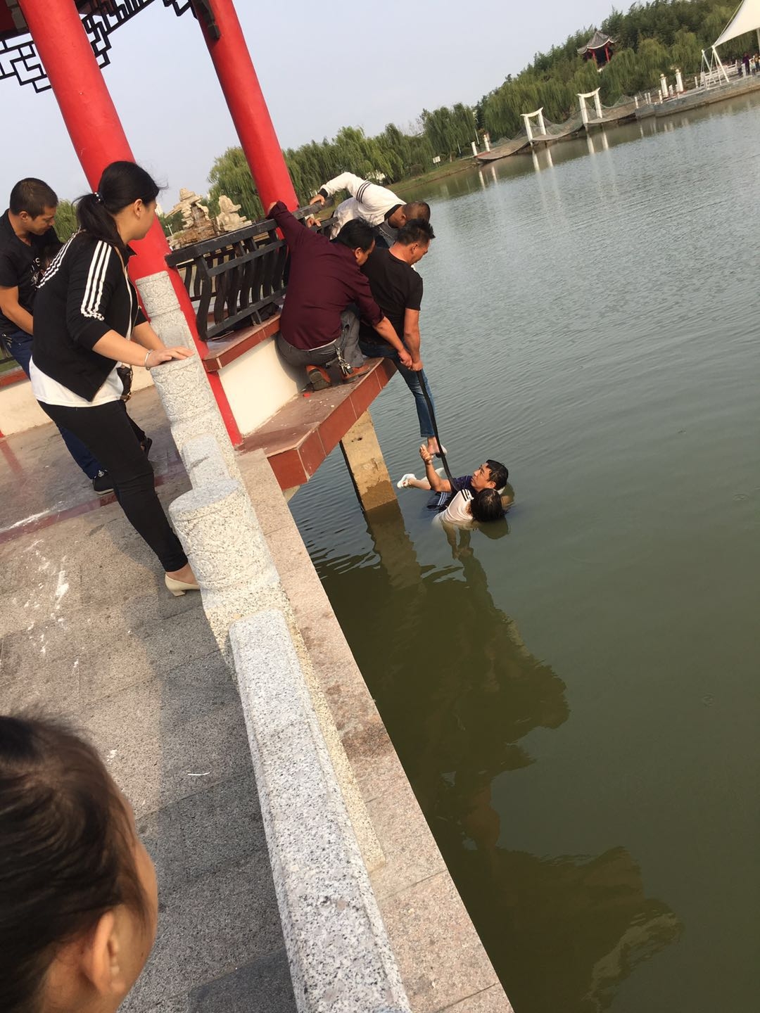 轻生女子命悬一线,老民警情急之下跳水救人当围观群众得知救人英雄是
