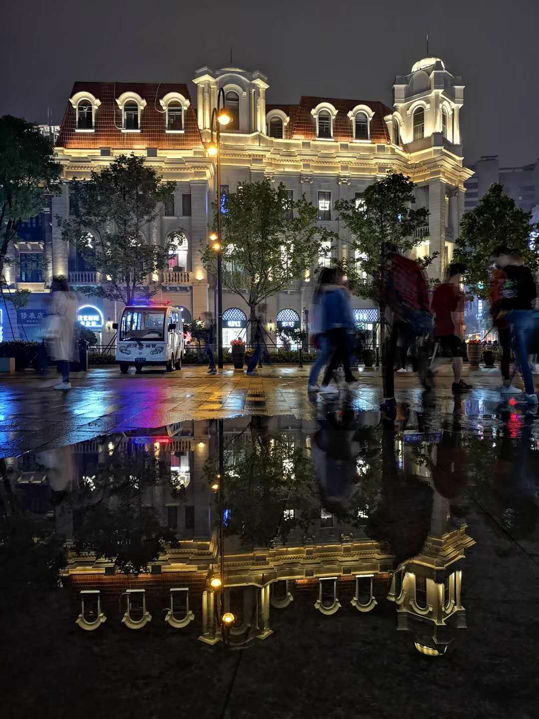 雨后汉口江汉路步行街夜景