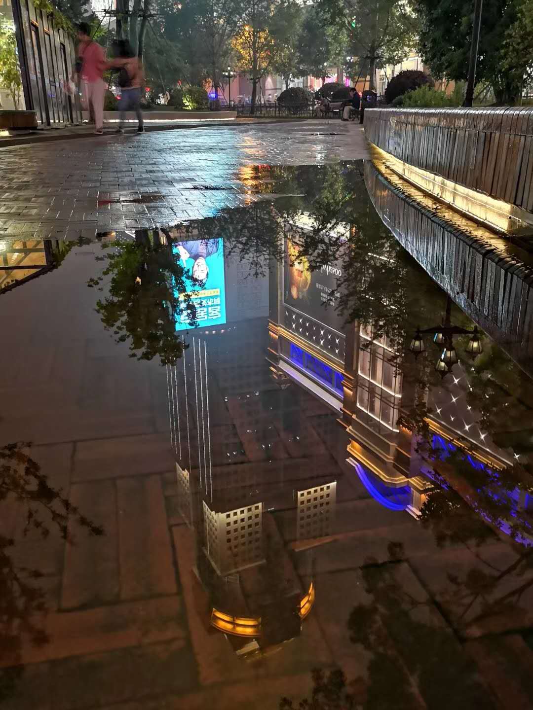 雨后汉口江汉路步行街夜景