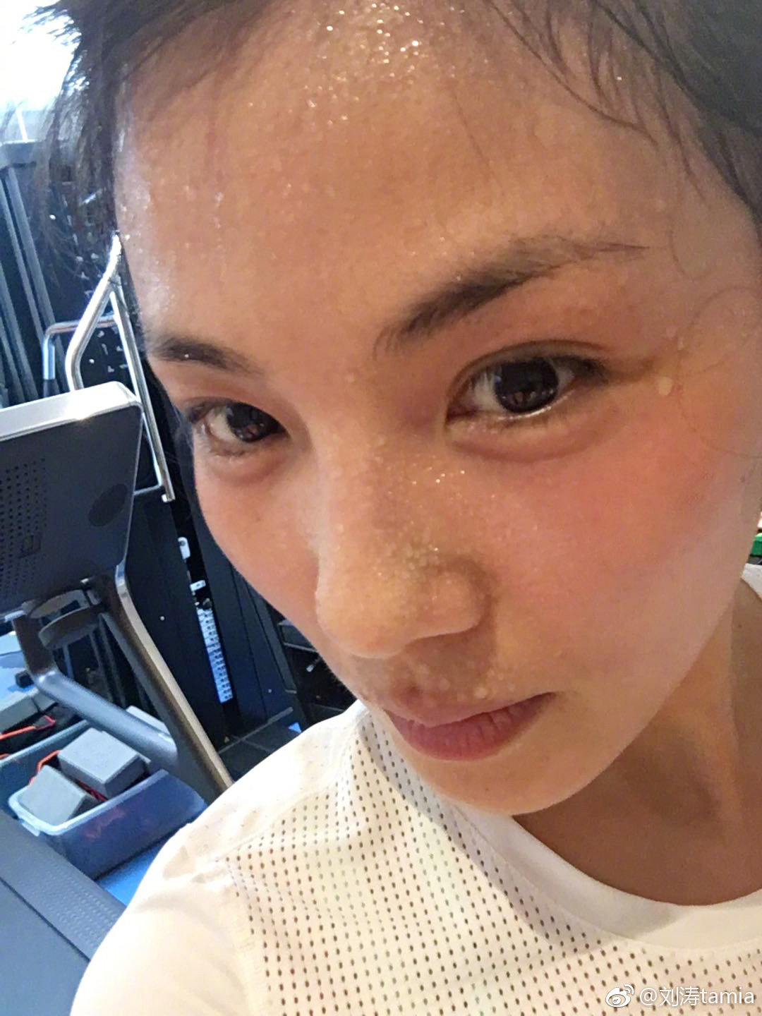 刘涛健身房过腊八,素颜出境满头大汗,为了减肥粥都不敢喝