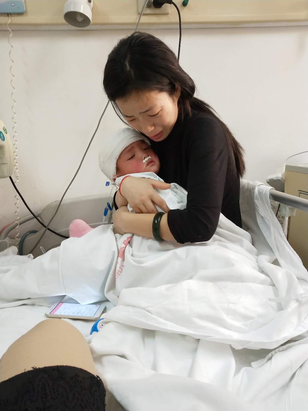 " 妈妈带着大儿子,小儿子,外婆,一起在骨科医院住院部熬过了.