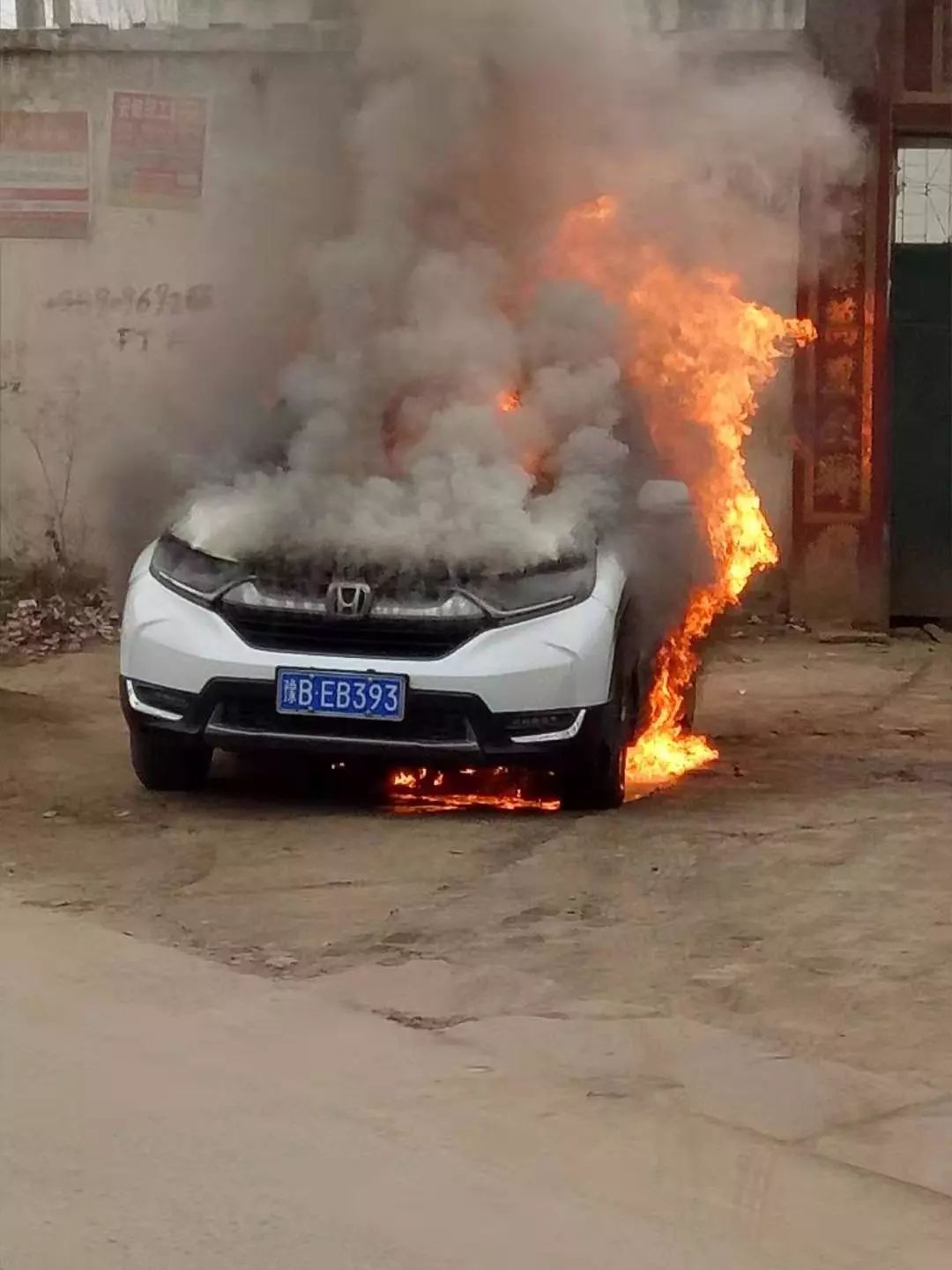 crv自燃烧成灰 买车时各种加装车 出事了4s店对结果各种推诿