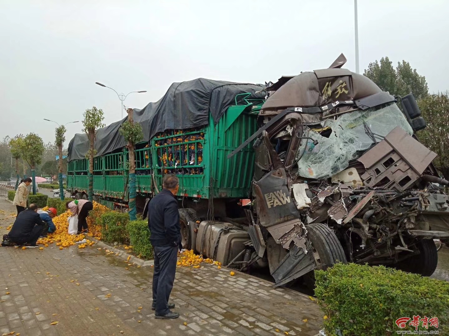 停着发生交通事故车辆,因车上有橘子,路过的行人,开小车的,骑车接学生