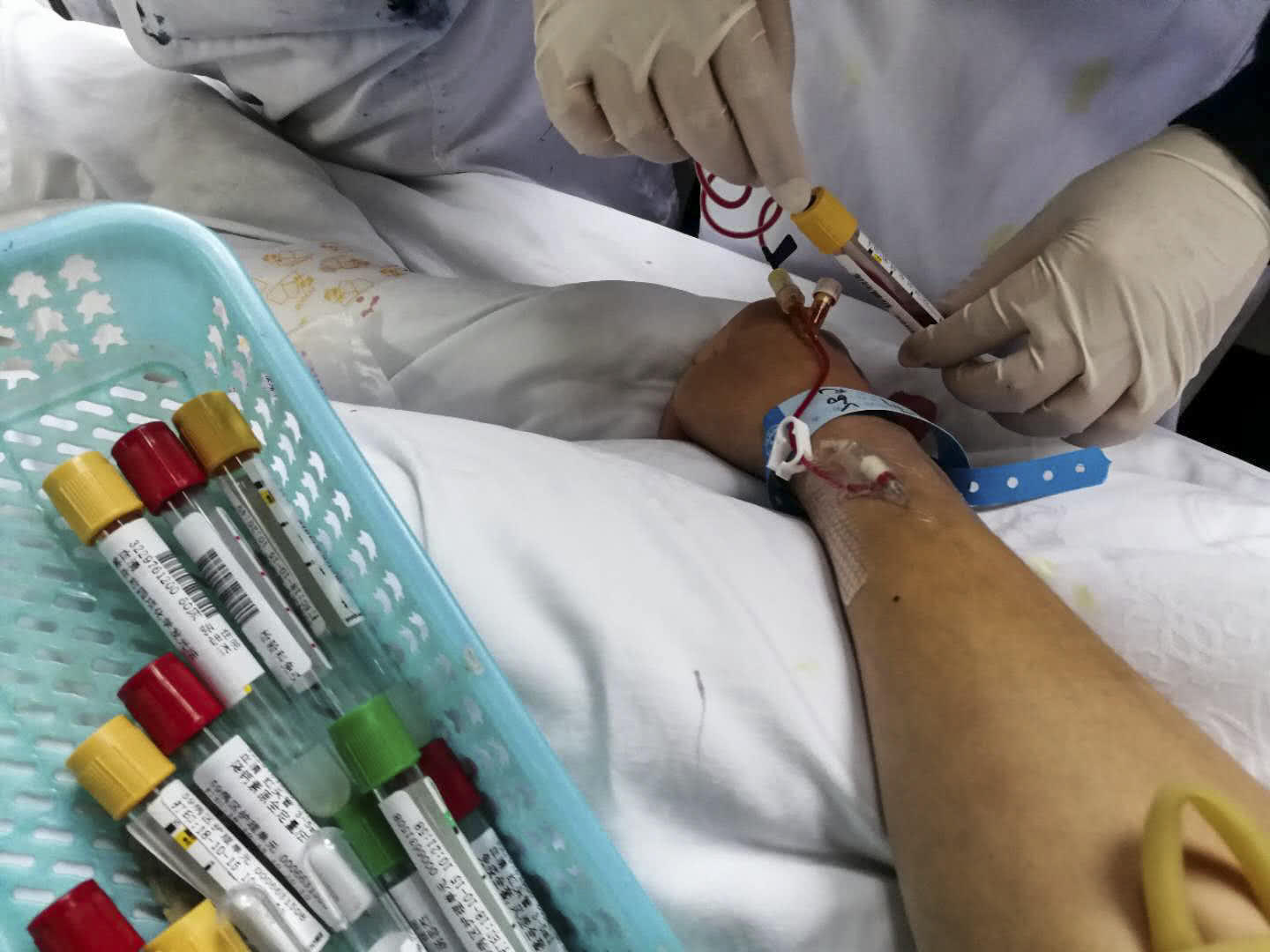 29岁农村小伙买来棺材在家等死,戏称:买小了