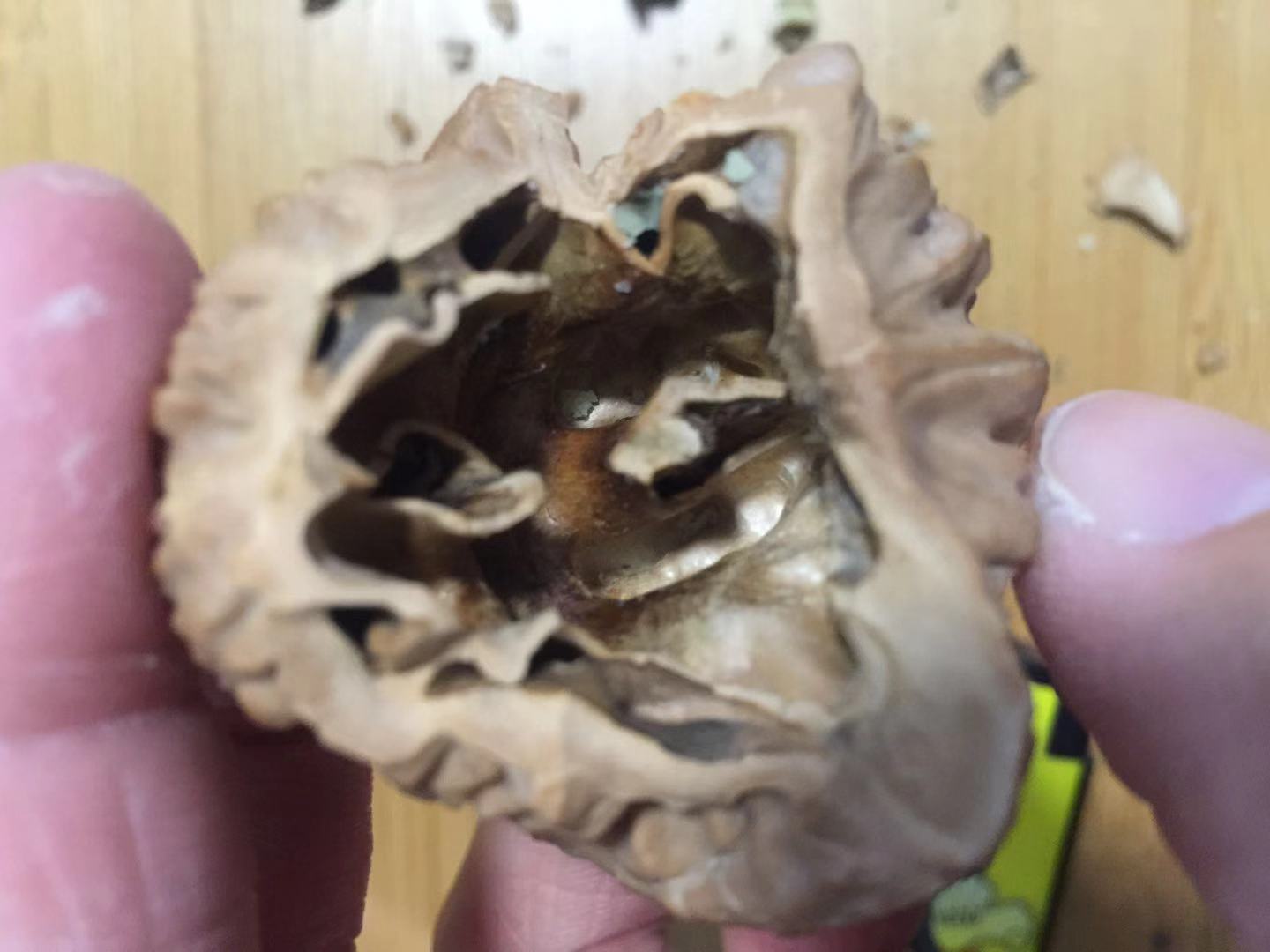 下图是剔除果仁后的内部构造.