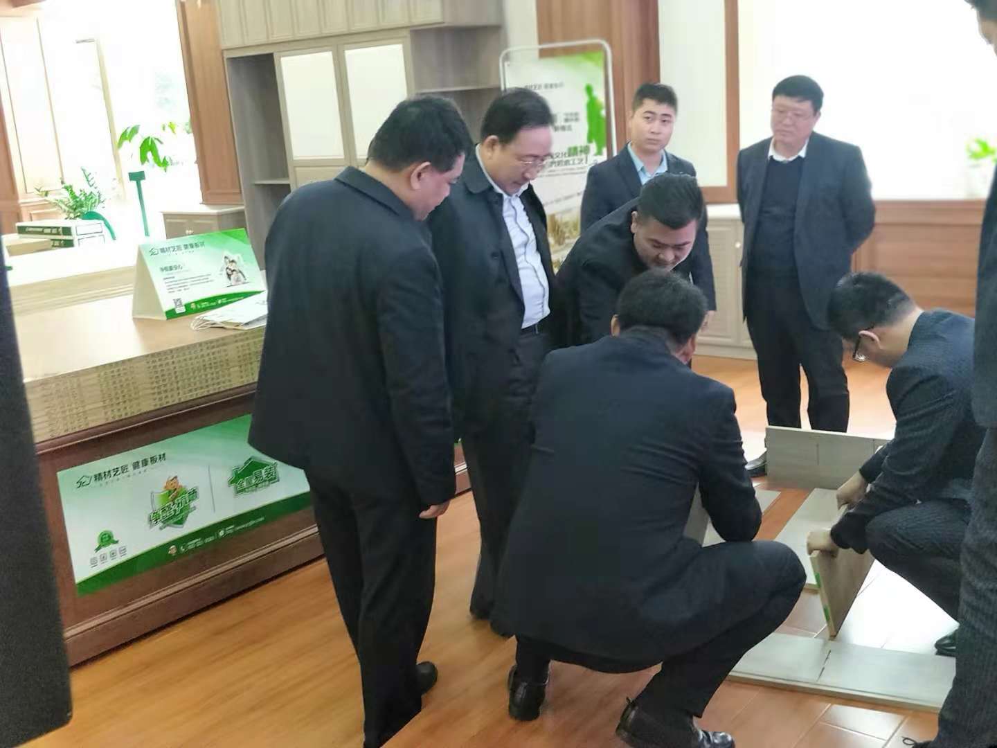 山东临沂费县政府领导莅临精材艺匠板材总部参观指导