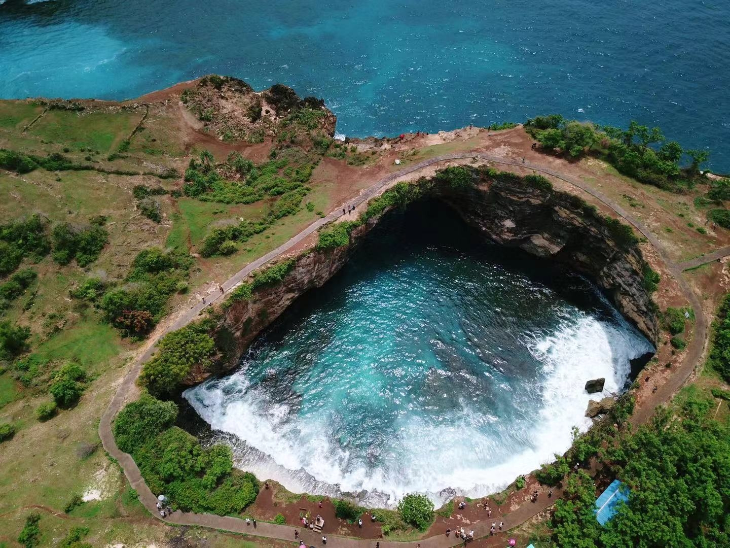 巴厘岛旁边不为人知的一个岛白色沙滩蓝色眼睛美到爆炸