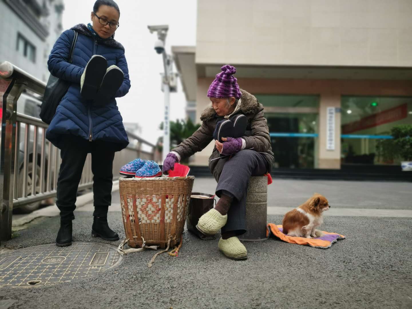 四川91岁老人街头卖鞋四天织一双拖鞋仅卖40块