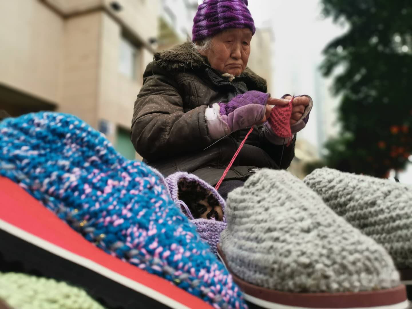 四川91岁老人街头卖鞋,四天织一双拖鞋仅卖40块__财经头条