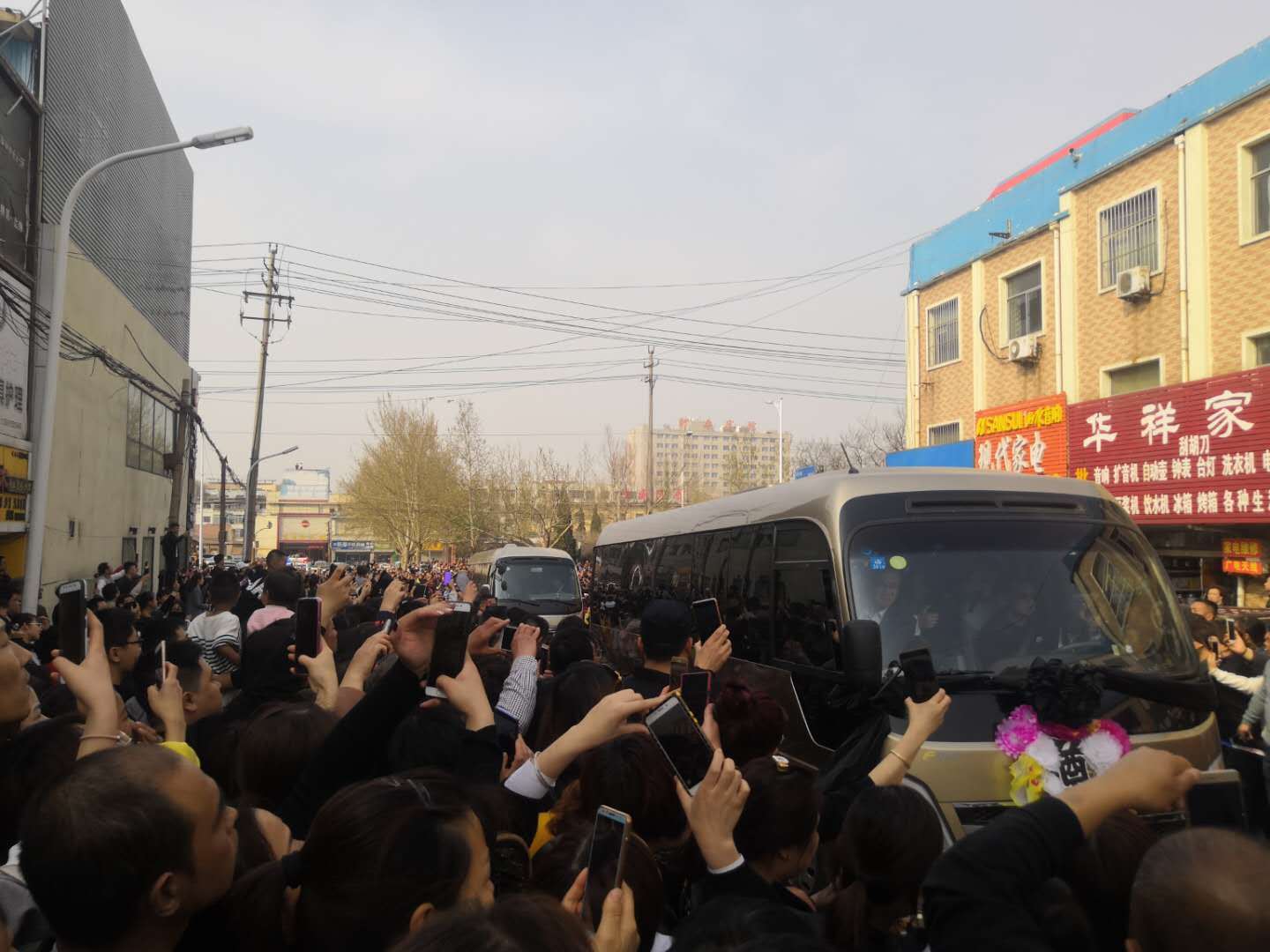 山东邹平:救火烈士英魂归来 十万民众夹道相迎