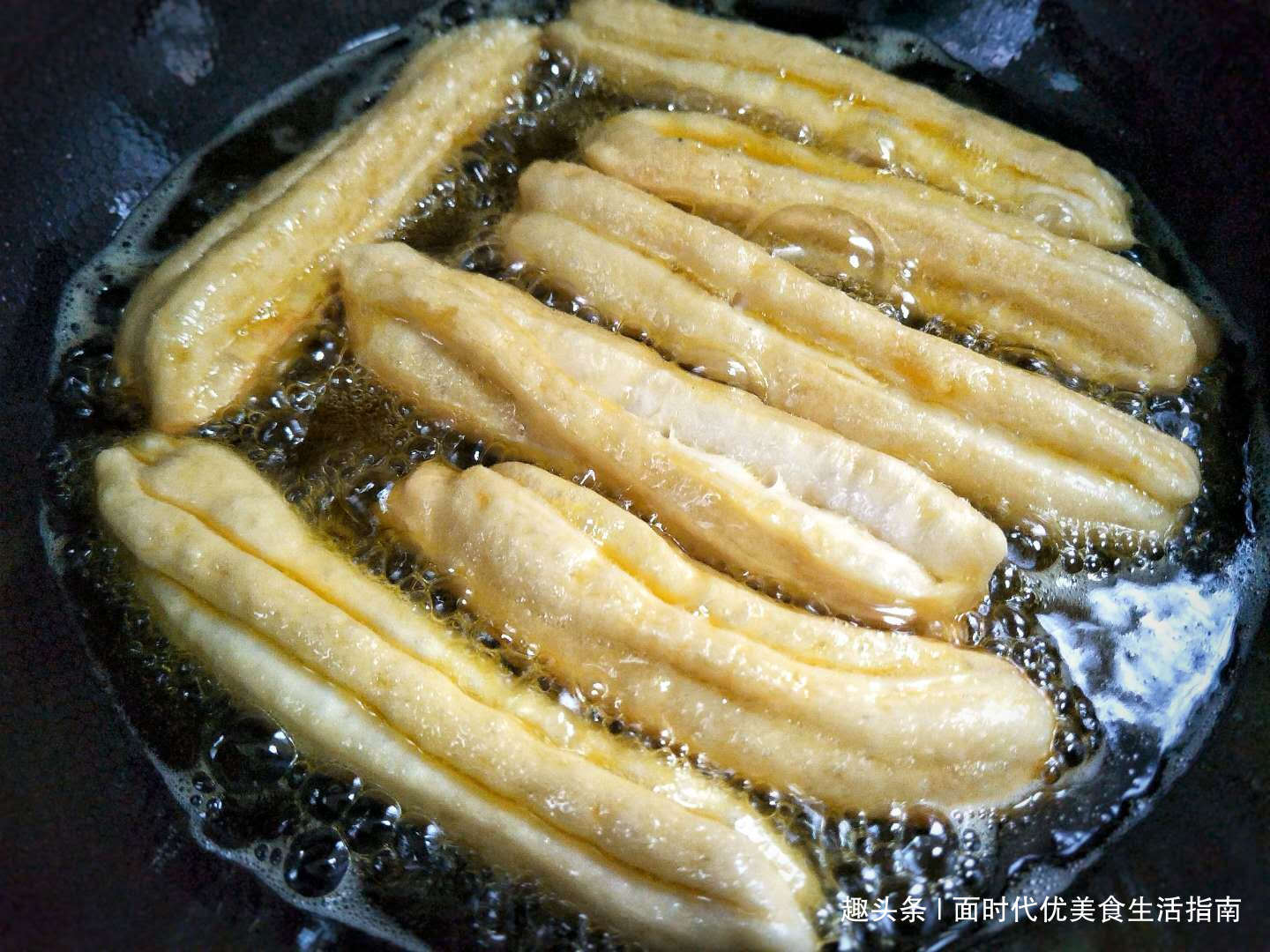 家常油条最正宗做法,这种做法简单又好学,炸出来的油条蓬松酥脆