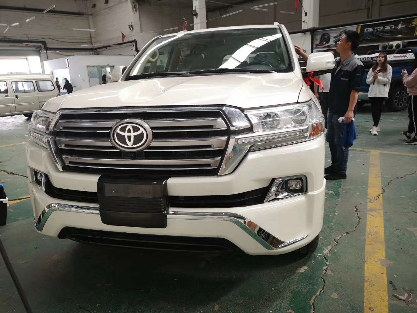 丰田酷路泽4000八气天窗外挂 改装升级双拼内饰绞盘实拍图