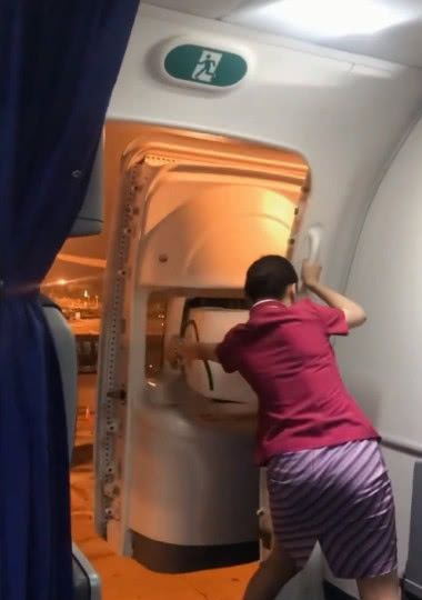 漂亮空姐正在关舱门网友看完谁还敢说扭不开瓶盖了