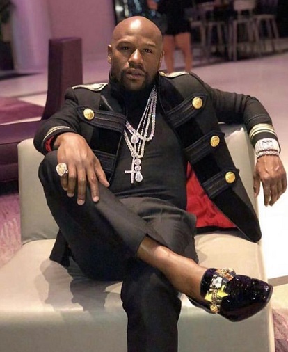 梅威瑟每日1炫!前天秀国王生活,昨天3箱钻石表,今天买包用现金