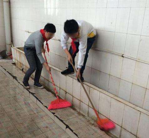 网友:学校厕所臭,拉大便得憋气