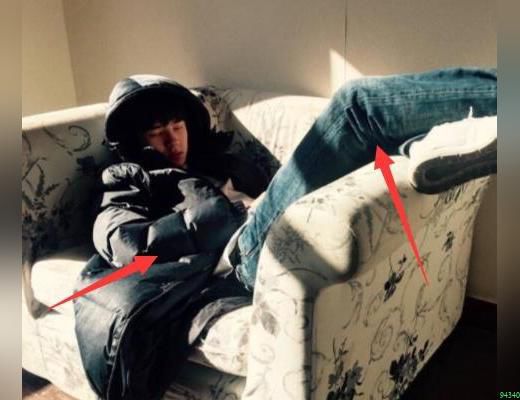 娱乐资讯刘昊然躺在沙发上睡觉上半身卡住腿全在外面