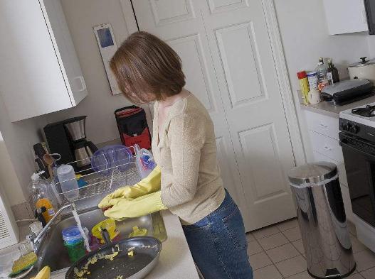厨房别再用洗洁精洗碗了,保洁阿姨都这样做,快速去油又不伤手