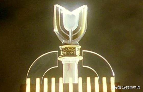 奥特曼最特殊的变身器拿着它可以变成巨人也可以变成怪兽