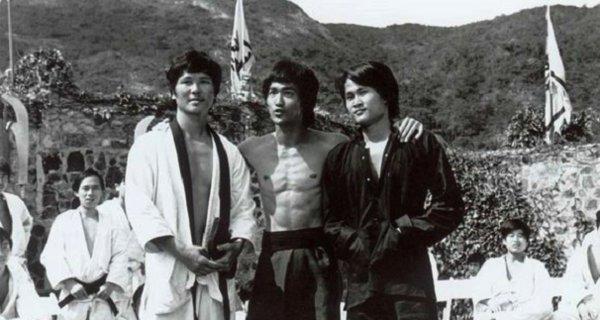 李小龙的一张珍贵合照:有他生前的"左膀右臂",包租公元华也在