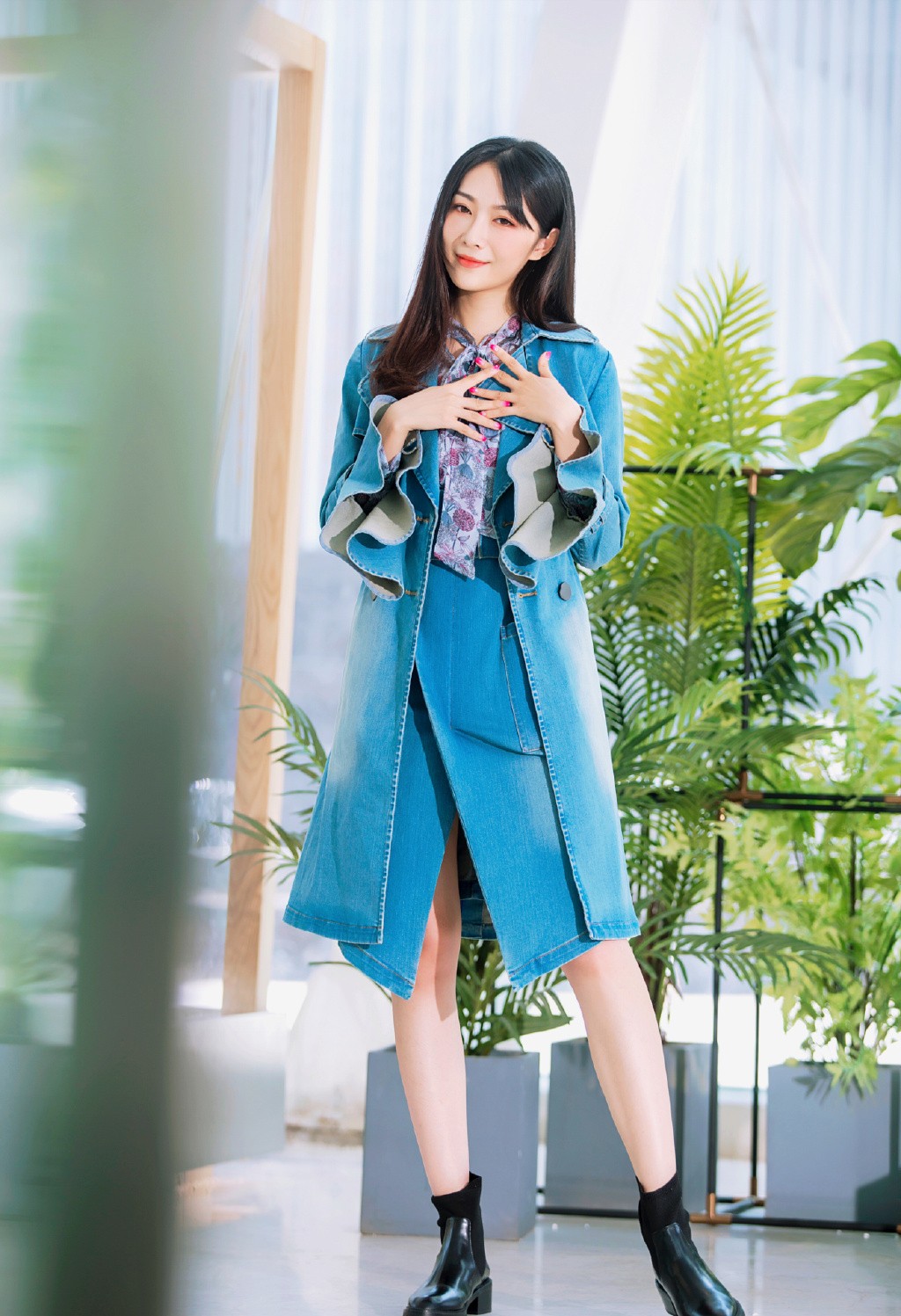 曾饰演《双世宠妃》的曲盼儿,今穿皮衣配薄纱裙,双腿若隐若现