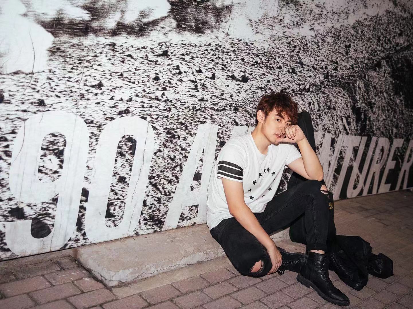 "做一条会说话的鱼" 唱作人鱼麦扣签约心喜文化