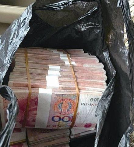 老人捡到10万现金,还钱路上又见到20万,失主连忙逃走不敢要