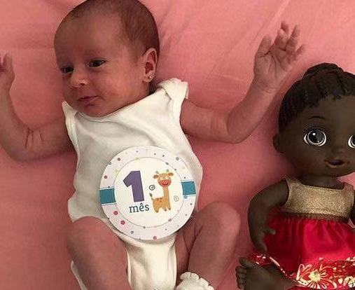 巴西女排前美女国手谢拉回归家庭成"晒娃狂魔"一对女儿可爱至极