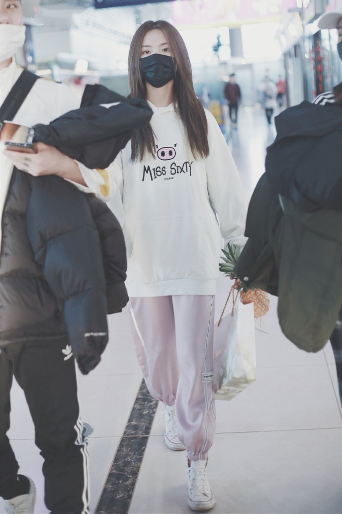 杨超越卫衣配运动裤现身青春靓丽,手上却拎个大菠萝,不扎手吗?