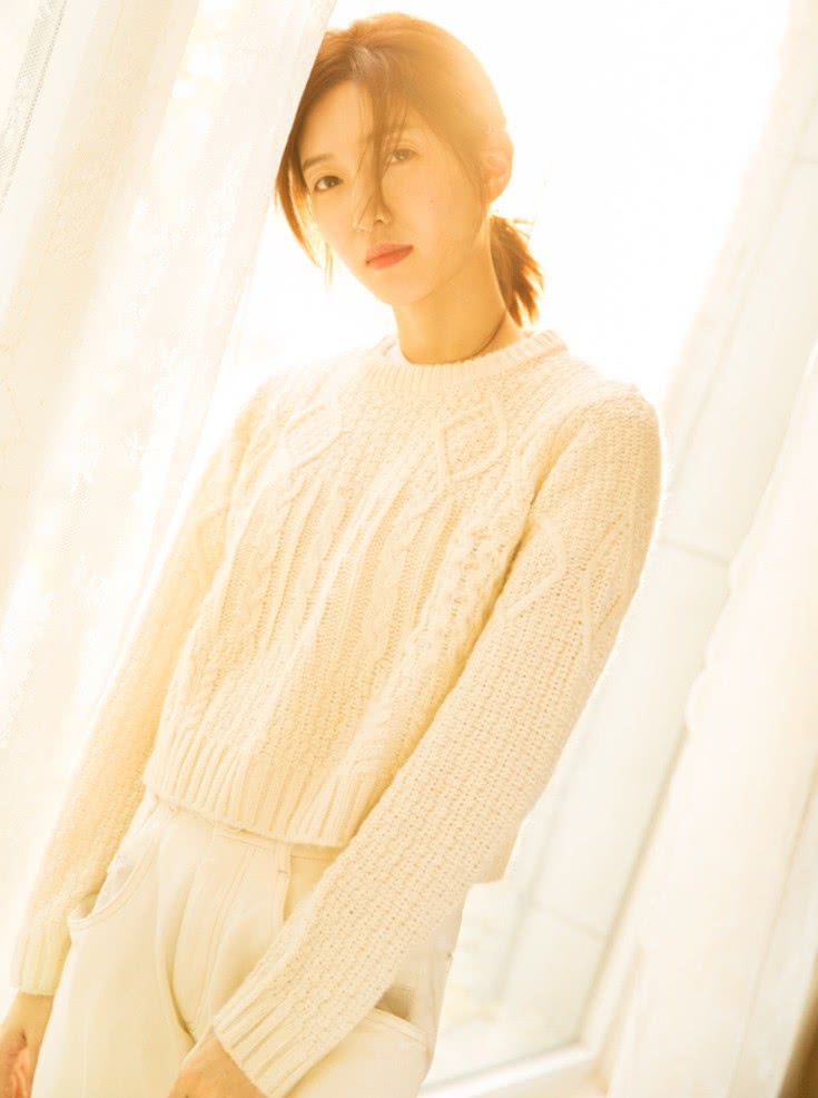 校花"阮莞"又回来了,江疏影穿基础款毛衣,瞬间美成初恋脸!