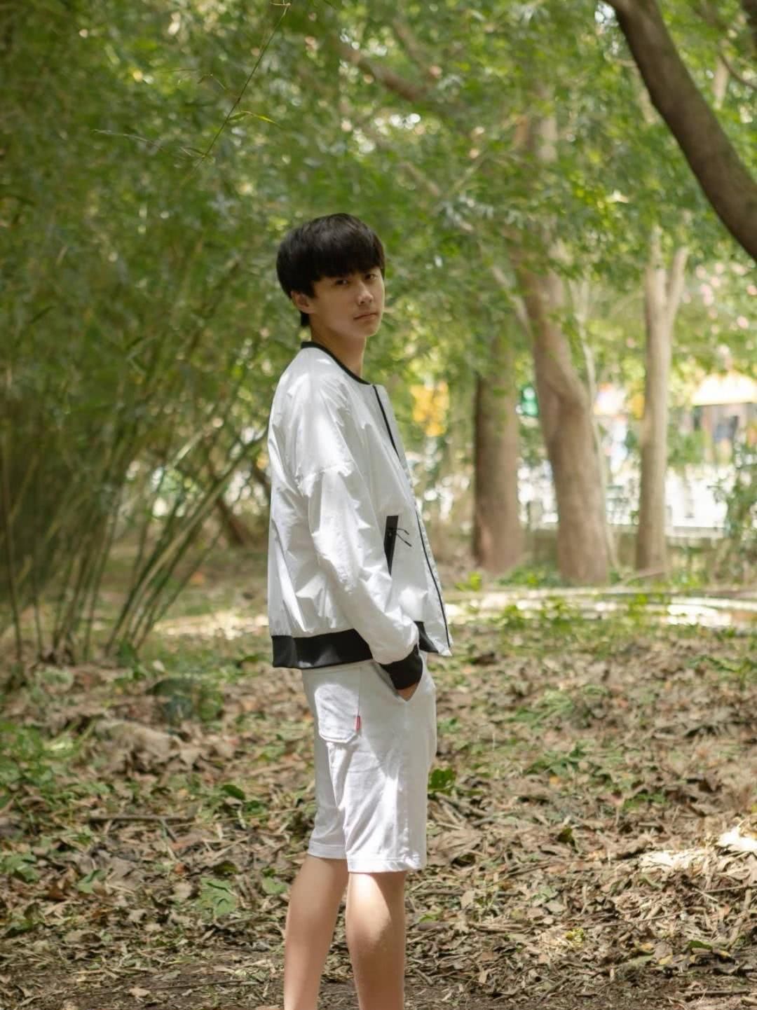 变形计富二代郑子豪上交违禁品,这一举动让网友大夸:有家教!