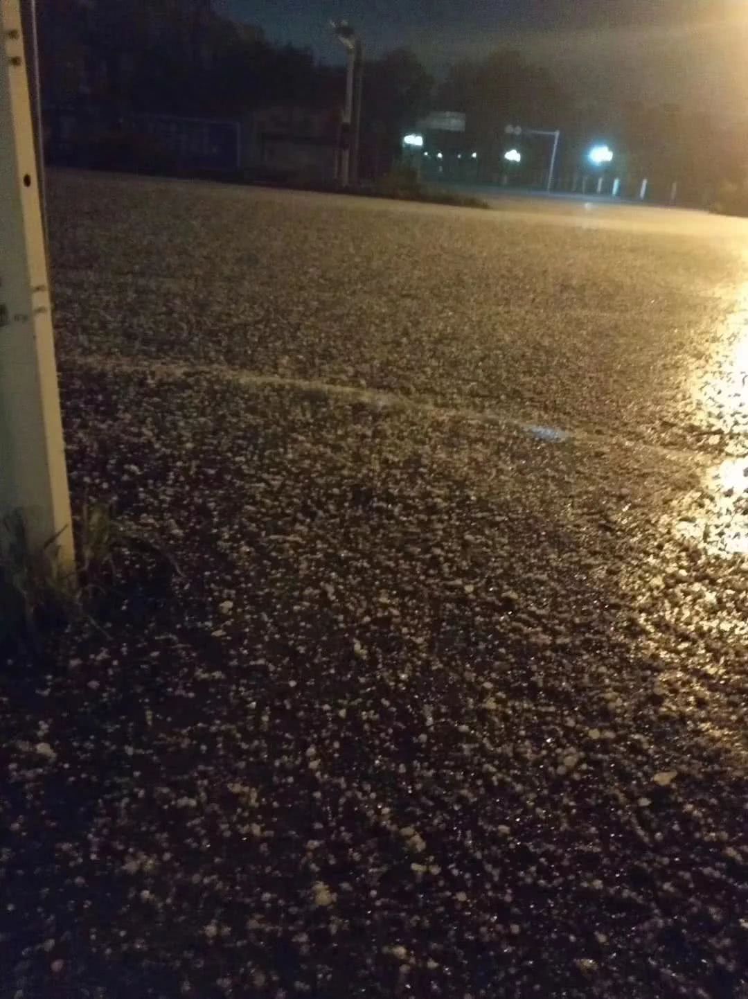 鸡蛋那么大今天凌晨来宾下冰雹视频刷爆朋友圈