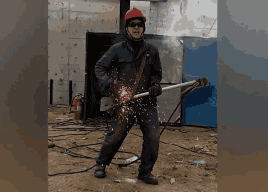 山东民工把电焊当电吉他 一路火花带闪电 老板: 你明天不要来了