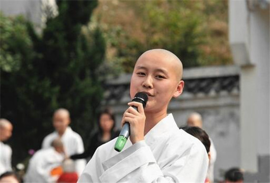 她被誉为中国最美尼姑985毕业却断发出家年近三十仍不想还俗