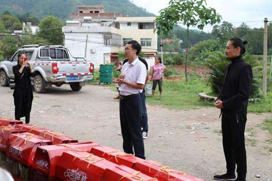 天豪大侠携企业家慰问孤寡老人