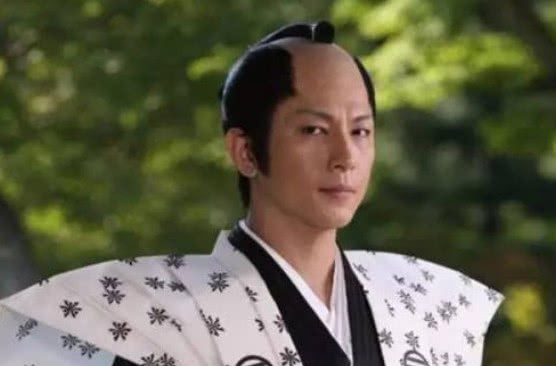日本武士怎么hold这种丑丑的发型?当时还是一种时尚