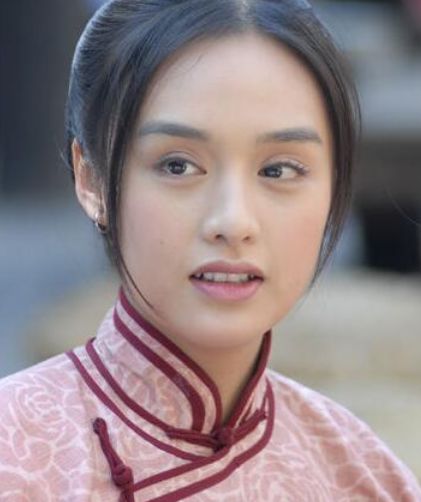 17岁登上春晚21岁走红,为爱裸婚退出演艺圈,今丈夫成影帝