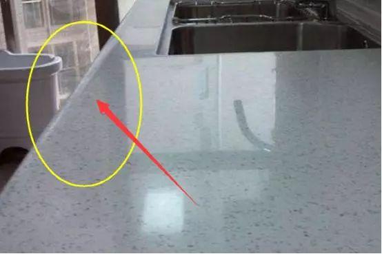 在橱柜的台面上安装挡水条在一些人的人中觉得橱柜被丑化了,影响厨房