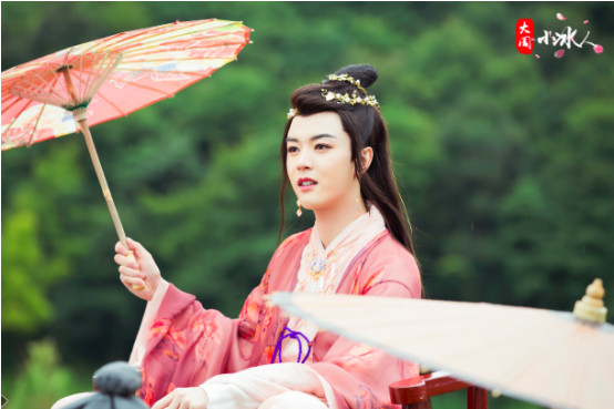 《大周小冰人》第一季完美收官,戴景耀"女妆"出场开启甜腻之旅