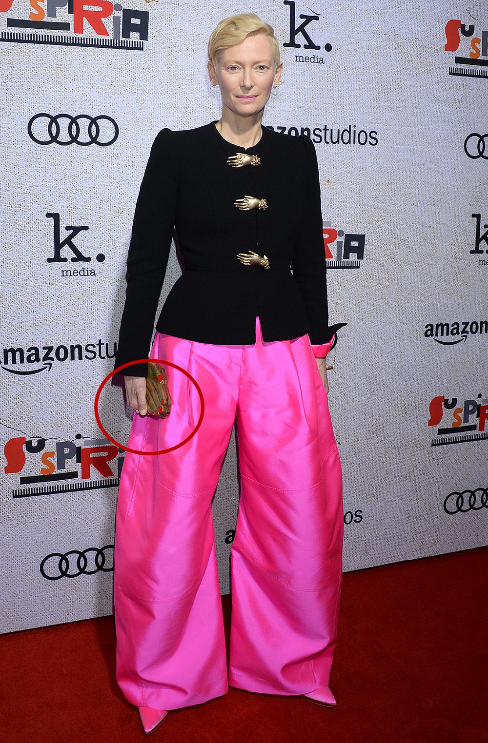 阴风阵阵首映,约翰逊深v红裙大秀性感,不料斯文顿纸袋裤成C位