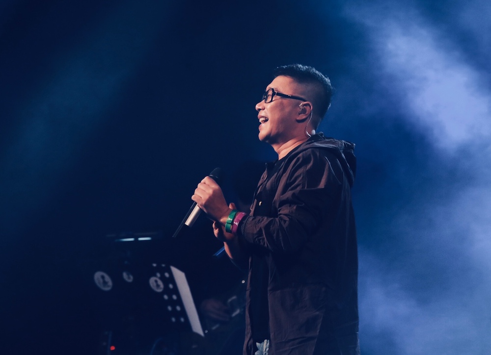 他快要50岁,为我们唱歌20多年,如今开演唱会你会支持吗?