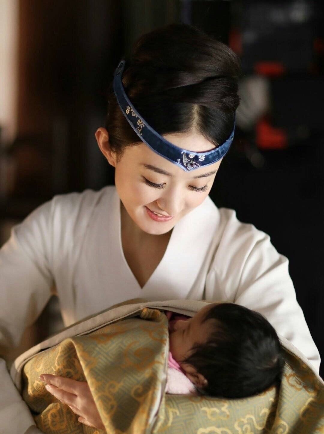 赵丽颖终于顺利产子,网友却不买账了