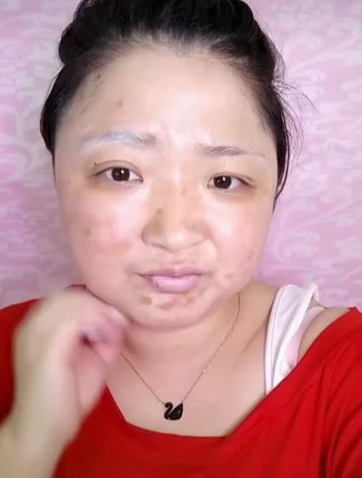 200斤胖大妈化个妆出门,被小伙狂追要号码?真的有辣么好了看?