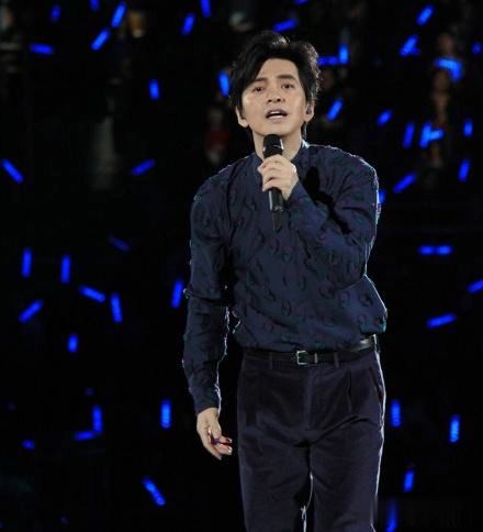 李健在演唱会上首唱最新作品,听完他的深情演唱,歌迷高呼两个字|如果遇见你|李健|演唱会_新浪新闻