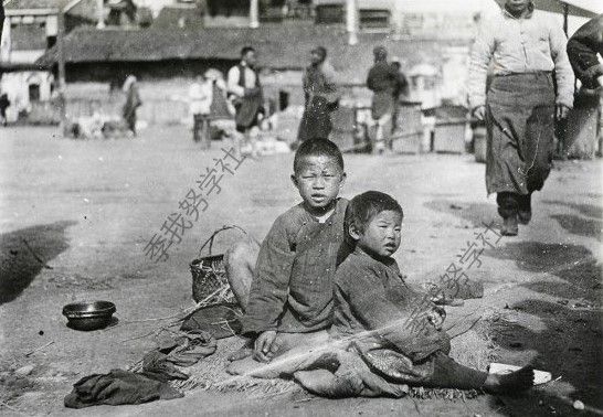 民国时期的穷人组图:流浪者、卖艺人、货郎和乞讨者生活真是悲惨|货郎|卖艺|乞讨者_新浪新闻