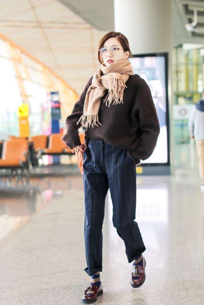  毛衣下装什么鞋好穿搭_毛衣下装什么鞋好穿搭女