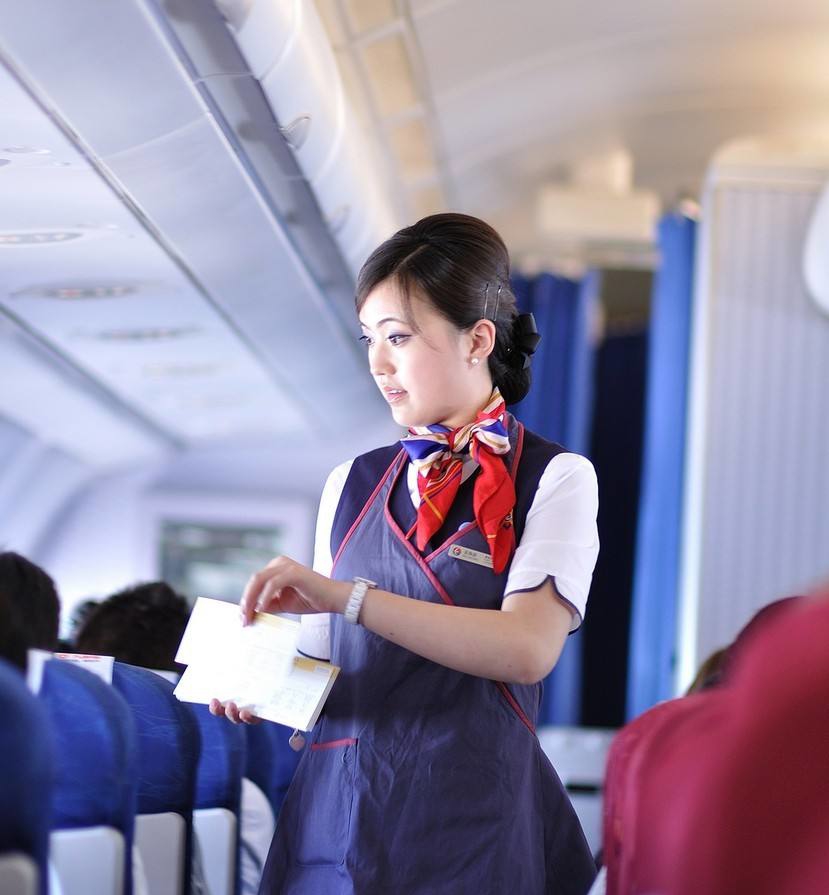 飞机乘客要求换个靠窗户的位置,空姐拿来一张白纸,看后苦笑不得