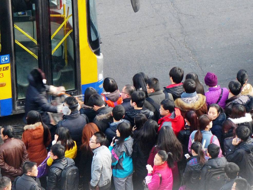 小学生公交车上,12分钟4次让座,为什么会成为"网红"