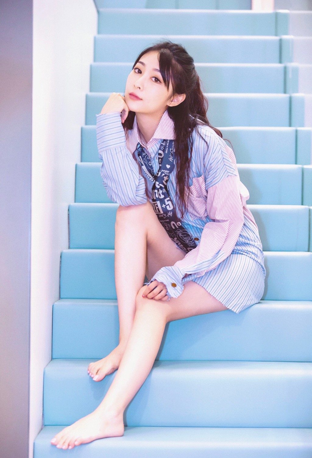 盼儿,今穿皮衣配薄纱裙,双腿若隐若现|双世宠妃|钟祺|薄纱裙_新浪新闻