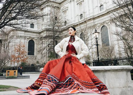 泰星pancake穿苗族刺绣连衣裙参加时装周,kim被夸穿泰服太美丽