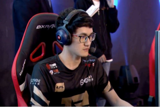 rng卡萨:姿态什么时候回归啊?旁边aj的表情亮了!